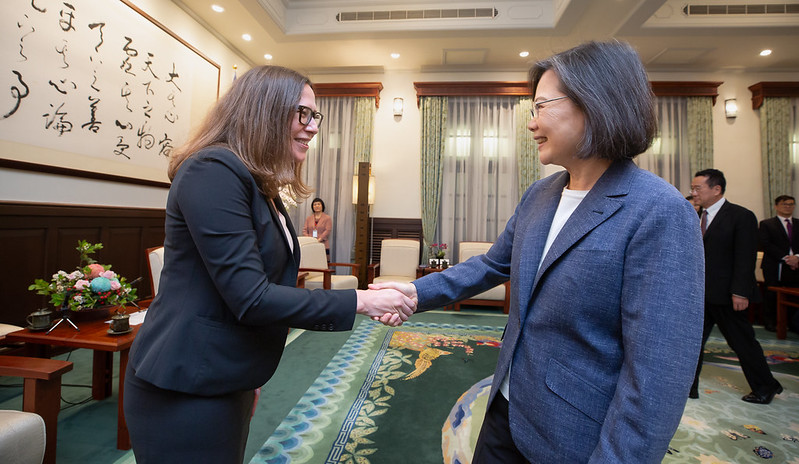 President Tsai shakes hands with American Institute in Taiwan Chairperson Laura Rosenberger.
