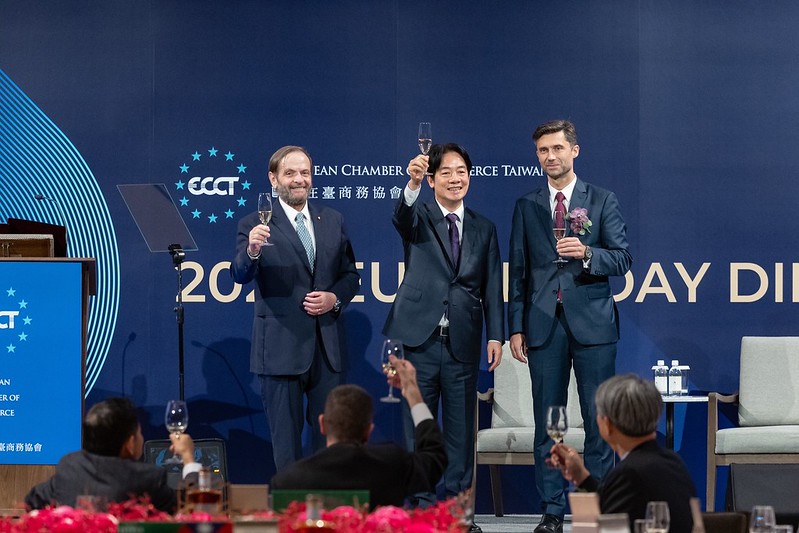 President Lai Ching-te raises his glass at the 2024 Europe Day Dinner.