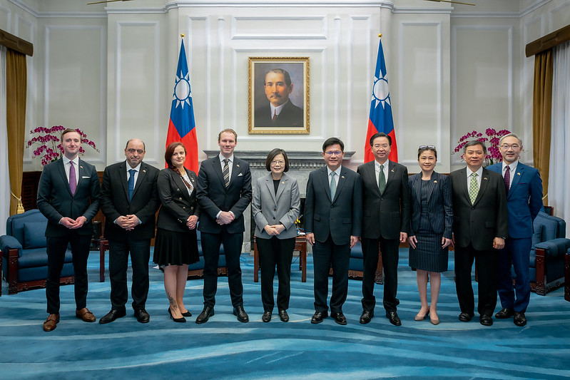 President Tsai poses for a group photo with the Riksdag delegation.