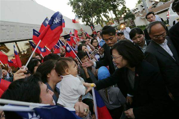 President Tsai is enthusiastically greeted by local Taiwanese expatriate outside Nicaragua's Managua Air Force Base.