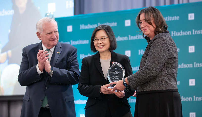 President Tsai accepts the Hudson Institute's Global Leadership Award from Board of Trustees Chair Sarah May Stern and President and CEO John P. Walters.