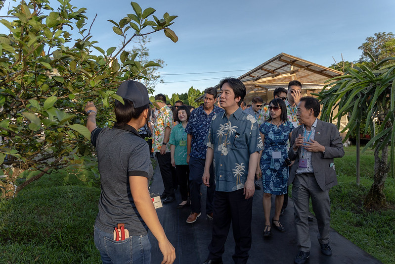 The vice president visits TaiwanICDF Technical Mission farm in Palau. 