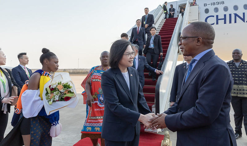 President Tsai is received by Prime Minister Cleopas Dlamini of Eswatini.