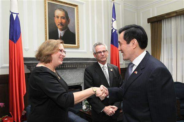 President Ma meets with US Congressman Alan Lowenthal (D-CA) and Mrs. Lowenthal. (01)