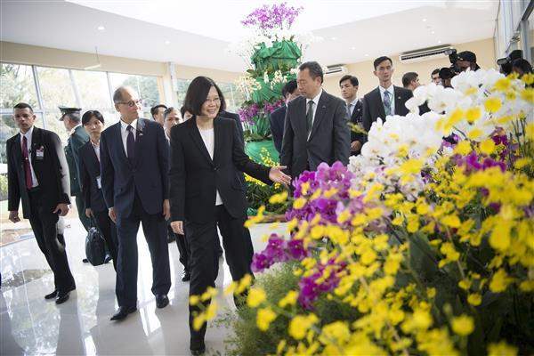 President Tsai tours the Orchid Industry Development Project's exhibition center.
