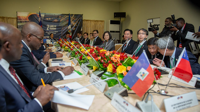 President Tsai conducts bilateral talks with Haitian government officials.
