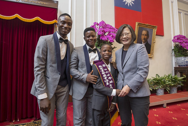 Theh president Tsai meets with the winners of the 22nd Fervent Global Love of Lives Medals.
