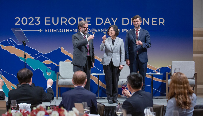 President Tsai raises her glass at the 2023 Europe Day Dinner.