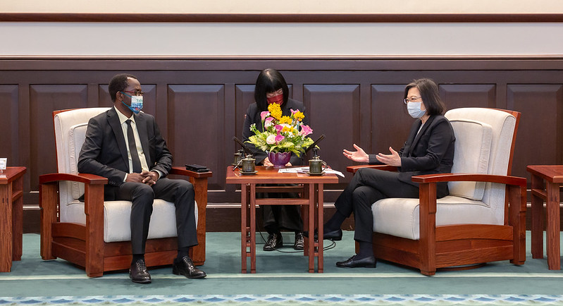 President Tsai exchanges views with World Medical Association  President Osahon Enabulele.