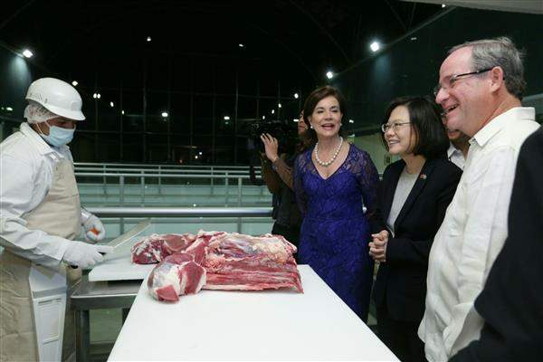 President Tsai looks at raw beef at a welcome banquet hosted by Nicaraguan business leader Roberto Zamora.