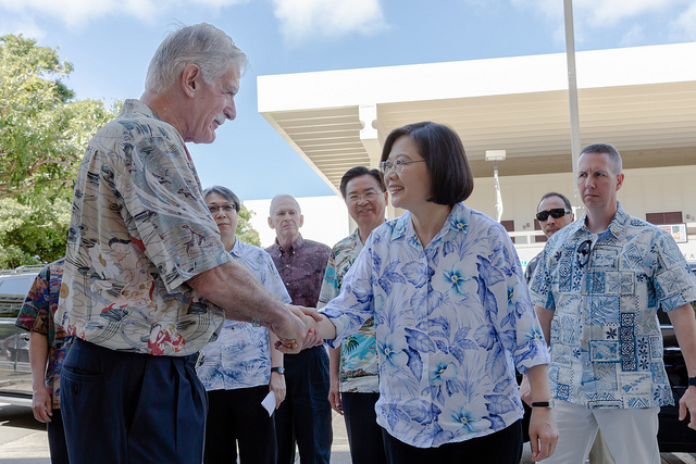President Tsai arrives at the East-West Center and shakes hands with its Chairman Richard Turbin.