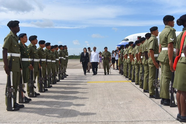 President Tsai is welcomed with full military honors in Belize.