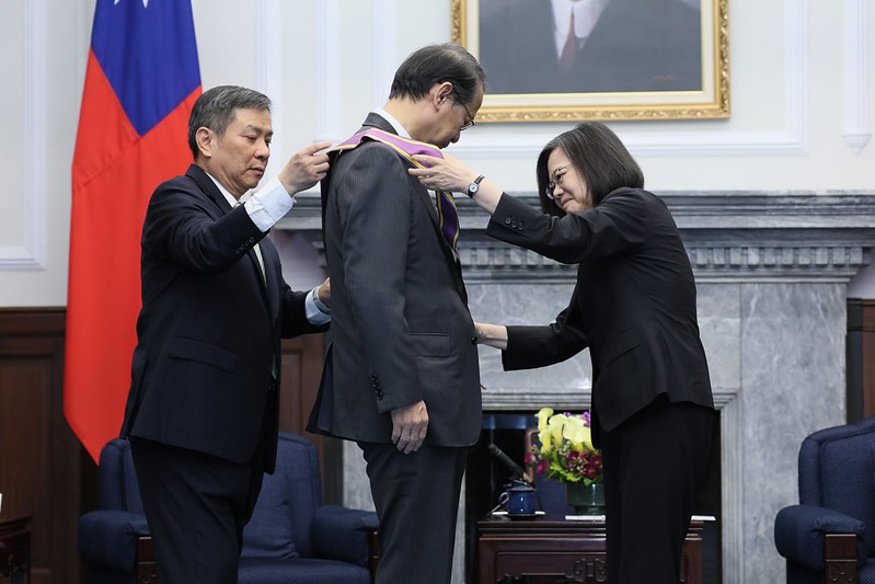 President Tsai Ing-wen presents Chief Representative of the Japan-Taiwan Exchange Association Taipei Office Izumi Hiroyasu with the Order of Brilliant Star with Grand Cordon.