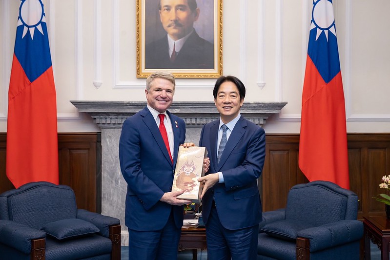 President Lai Ching-te presents US House Foreign Affairs Committee Chairman Michael McCaul with a gift.
