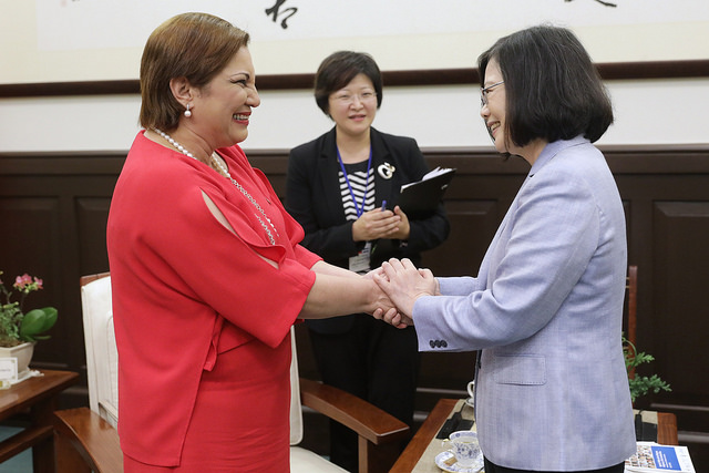President Tsai shakes hands with Honduran Second Vice President Ava Rossana Guevara Pinto.