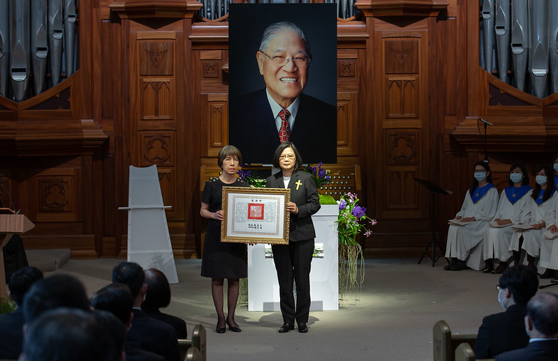 President Tsai presents the Presidential Citation to former President Lee's eldest daughter Anna Lee.