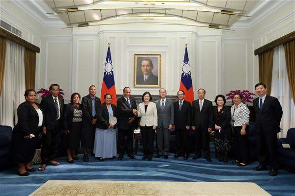 President Tsai Ing-wen meets with Republic of Kiribati President Taneti Maamau.