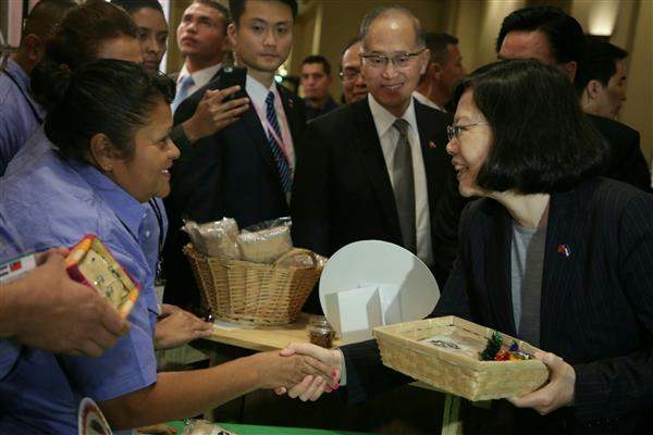 President Tsai tours an exhibit showing some of the successes achieved in the One Town One Product (OTOP) project that the ROC introduces in Honduras.