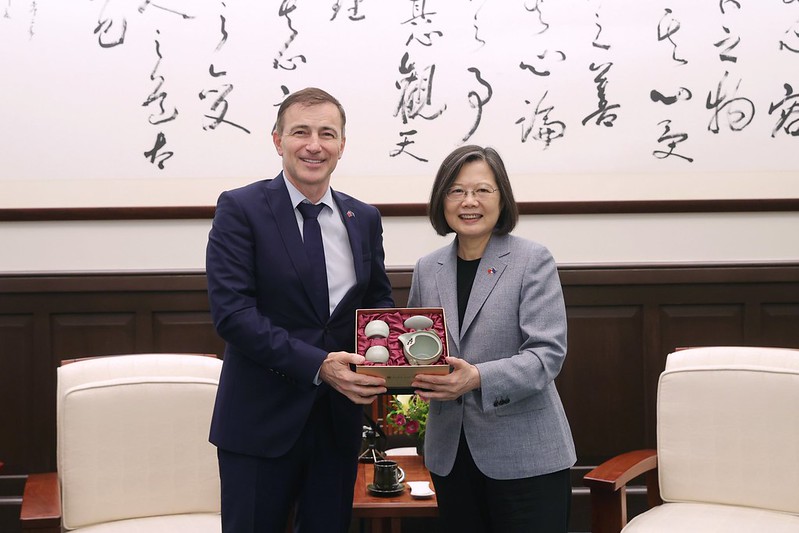 President Tsai Ing-wen presents First Vice-Chair of the European Parliament-Taiwan Friendship Group Andrey Kovatchev with a gift.