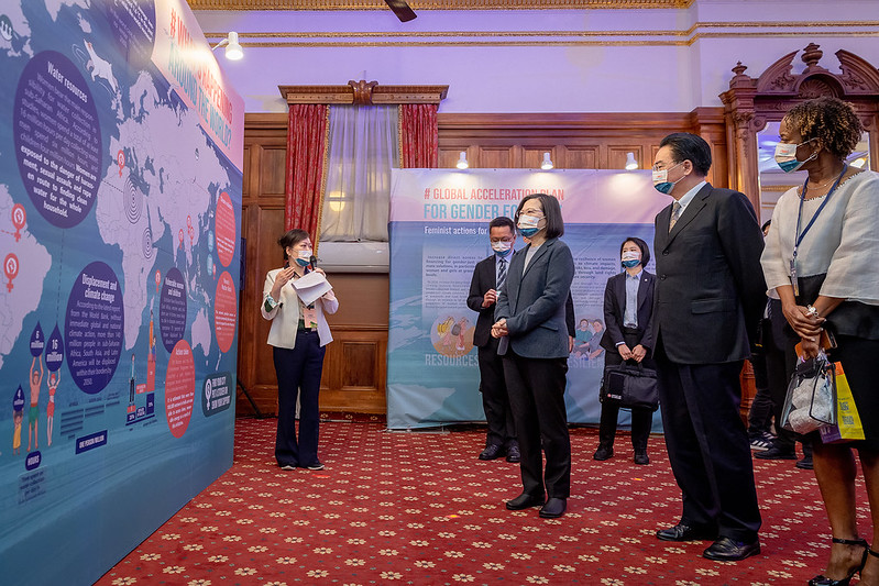 President Tsai tours an exhibition on global progress toward climate justice, including relevant international trends and actions taken by Taiwan.