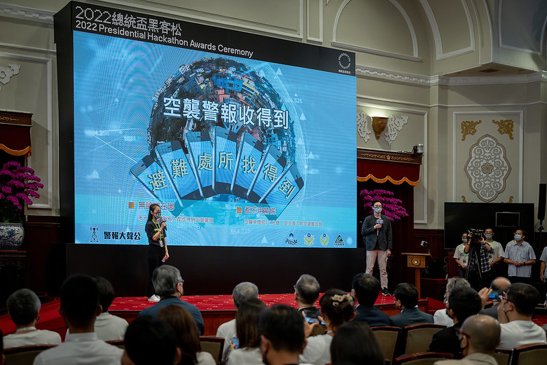 President Tsai first takes in presentations by outstanding domestic and international hackathon teams on their proposals.