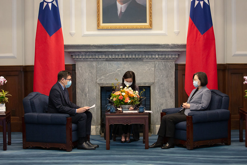 President Tsai exchanges views with senior executives from the offshore wind industry and diplomatic representatives to Taiwan.