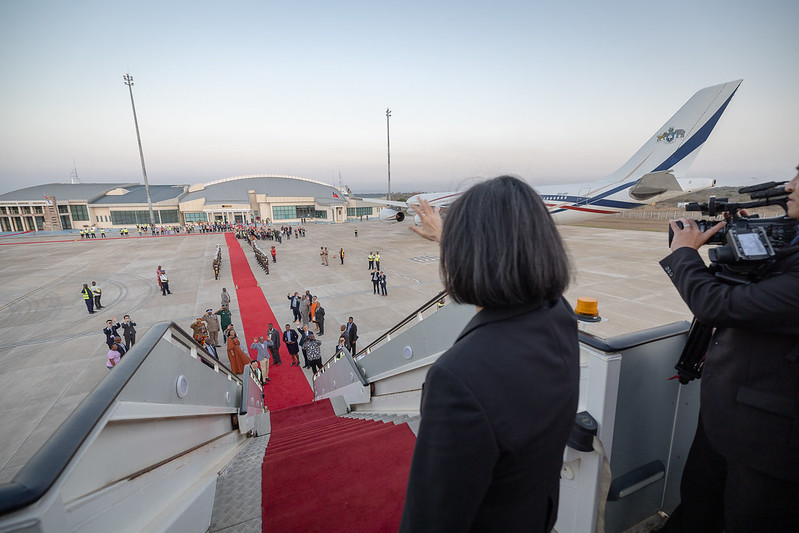 President Tsai receives send-off at the airport.