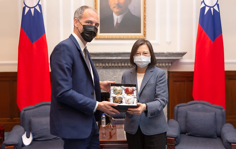 President Tsai presents a gift to the European Parliament's INGE Chair Raphaël Glucksmann.