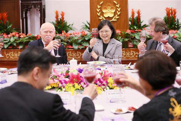 President Tsai hosts a luncheon for members of the international review committee for the Second National Reports of the ICCPR and the ICESCR to thank their participation and recommendations.