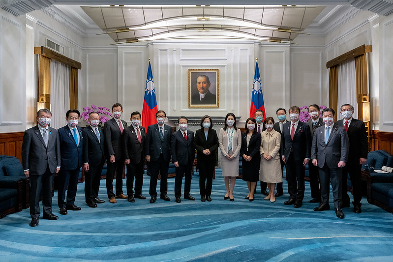 President Tsai takes a group photo with the delegation led by Japanese House of Councillors member Seko Hiroshige.