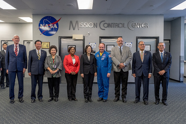 President Tsai poses for a photo with staff of the Johnson Space Center in Houston, Texas.