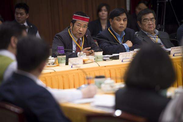 The committee members exchange views at the first meeting of the Presidential Office Indigenous Historical Justice and Transitional Justice Committee.