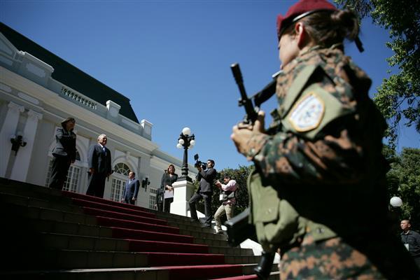 President Tsai and El Salvador President Sanchez Ceren receive military honors.