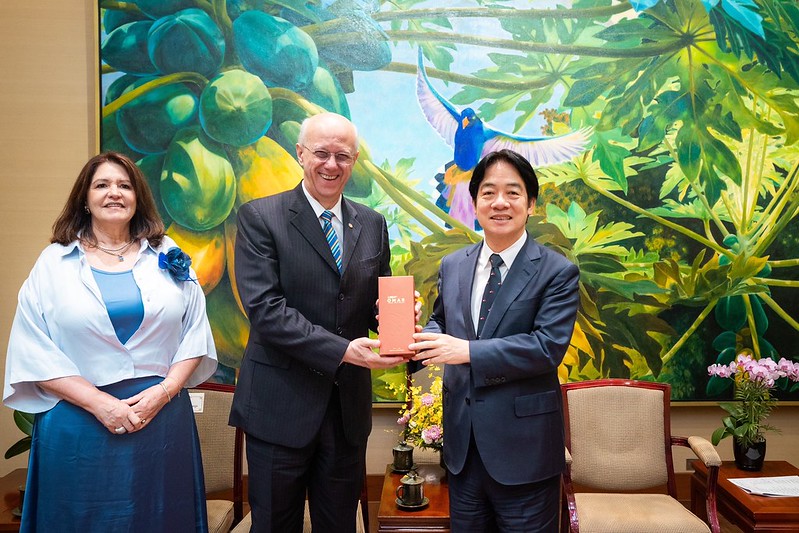 President Lai Ching-te presents President-elect of Rotary International for the year 2025-2026 Mário César Martins de Camargo with a gift.