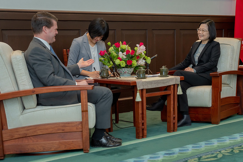  President Tsai exchanges views with Project 2049 Institute Chairman Randall Schriver. 