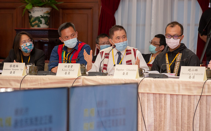 The committee members exchange views with President Tsai.