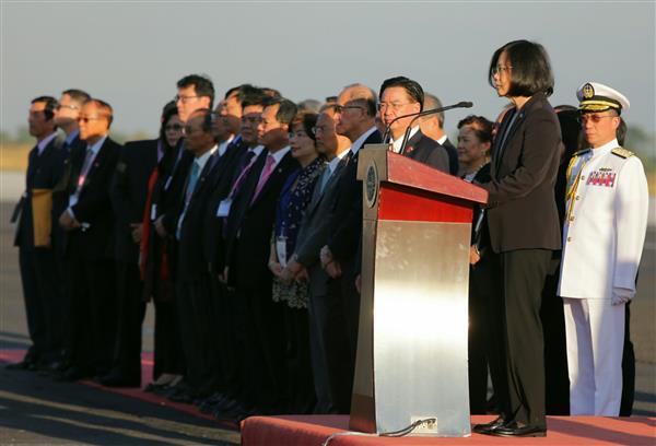 Upon arriving in El Salvador, President Tsai delivers remarks at the airport.