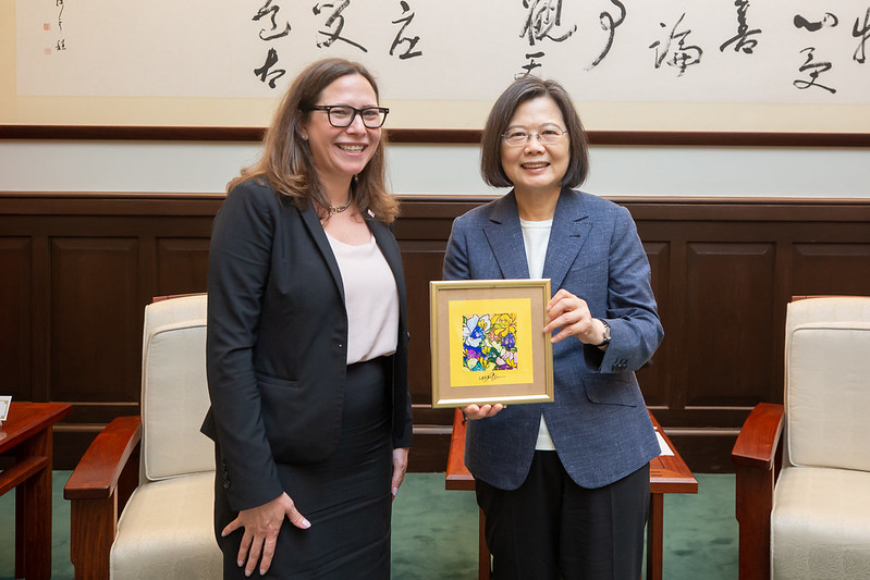 President Tsai Ing-wen meets with American Institute in Taiwan Chairperson Laura Rosenberger.