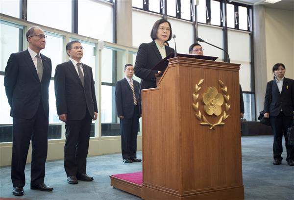 President Tsai issues a public statement upon arriving at Taiwan Taoyuan International Airport.