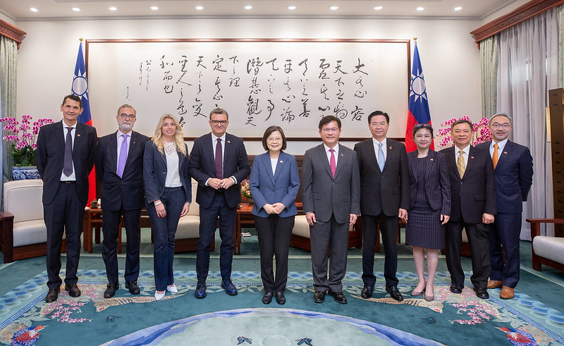 President Tsai poses for a photo with a delegation led by Senate Vice-President Gian Marco Centinaio of Italy.