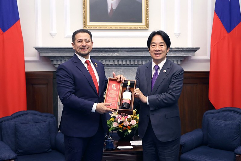 President Lai Ching-te presents Congress President of Guatemala Nery Abilio Ramos y Ramos with a gift.