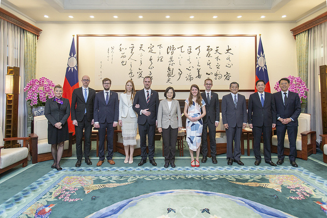 President Tsai poses for a photo with a delegation led by Prague Mayor Zdeněk Hřib.