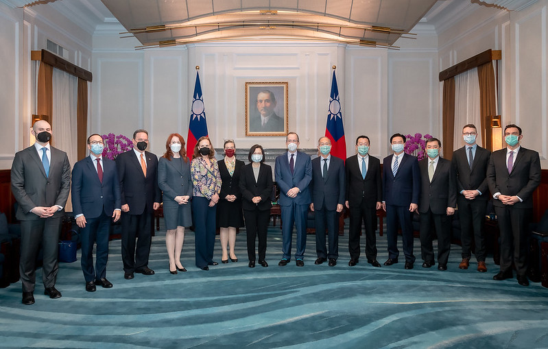President Tsai poses for a photo with a senior bipartisan delegation sent by US President Joe Biden.
