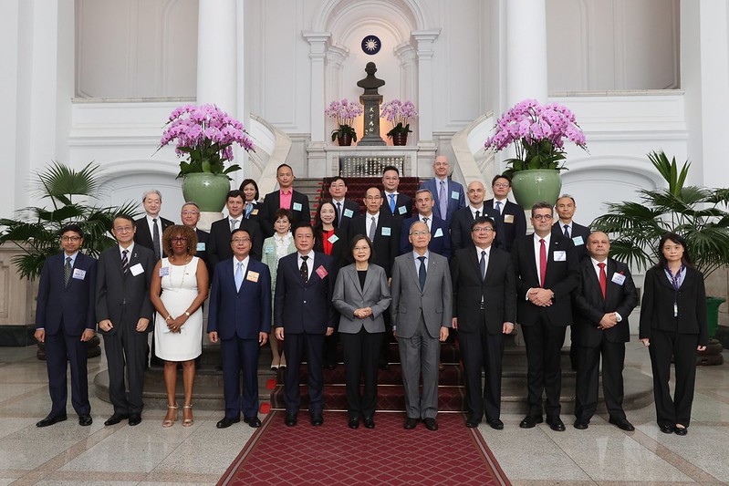 President Tsai poses for a photo with the winners of 2021 Golden Merchant Awards.