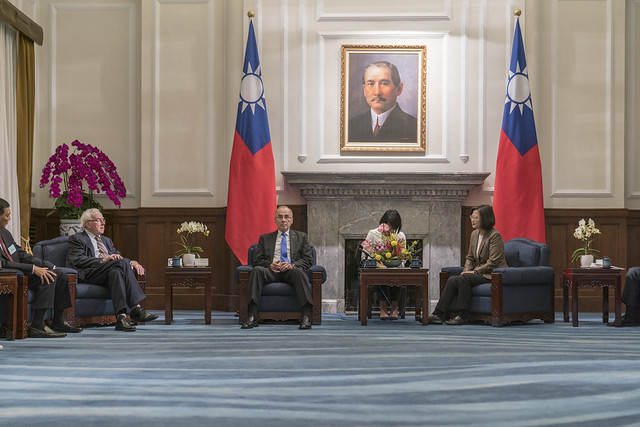 President Tsai exchanges views with foreign participants from the 2019 Ketagalan Forum Asia-Pacific Security Dialogue. 