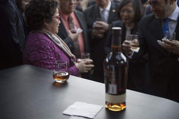 President Tsai and Guatemalan President Jimmy Morales taste Guatemalan coffee and Ron Zacapa (