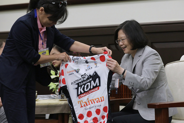 President Tsai receives a cycling jersey from a representative from the Taiwan Cyclist Federation.