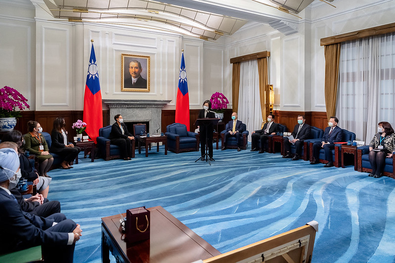President Tsai meets the 2021 Open Parliament Forum participants.