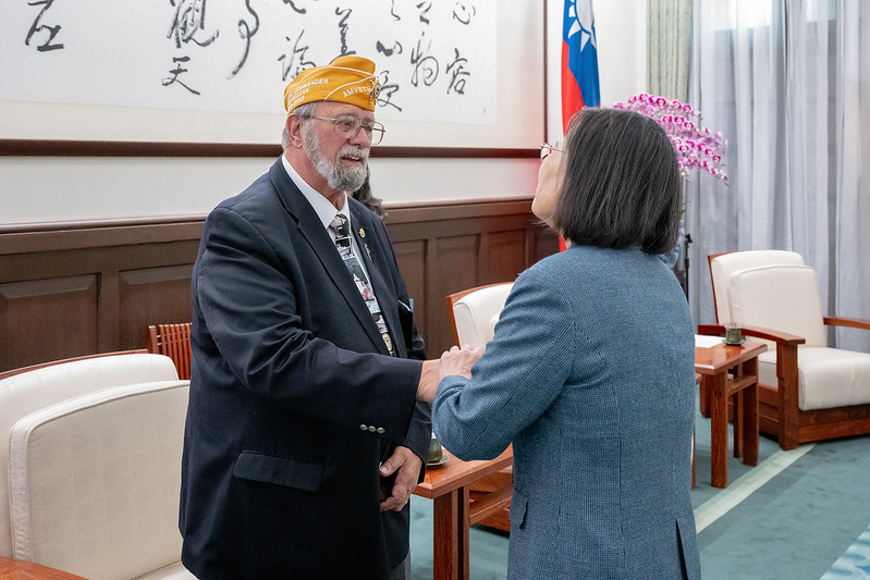 President Tsai greets American Veterans National Commander Donald McLean.