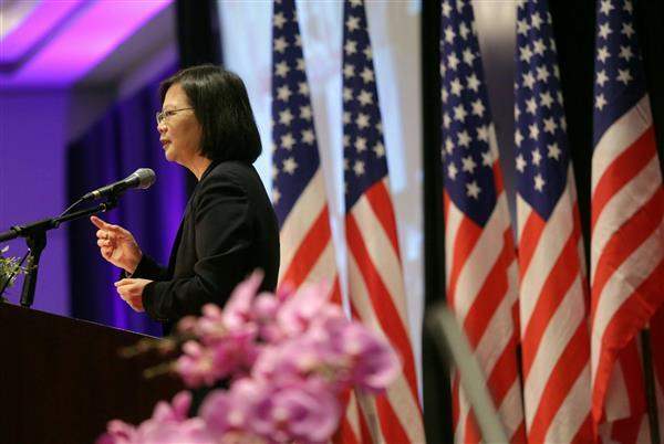 President Tsai delivers a speech at a luncheon with Taiwanese expatriates in San Francisco.